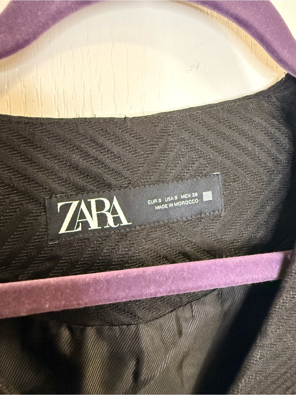 ZARA Black Textured V-Neck cropped Button Vest with back cut out. SMALL - Picture 3 of 7